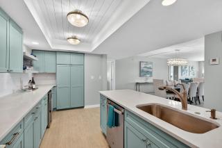 Renovated direct oceanfront condo with spacious balcony, heated pool, and garage parking - 1