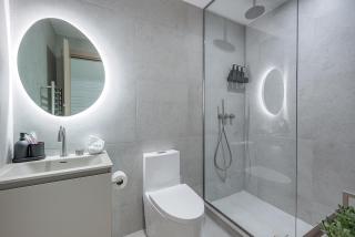 Downtown Core - Ultra Modern 1 Bedroom Apartment - 6