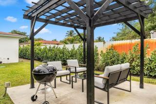 Charming North Miami Home with Private Yard — Pet-Friendly & Near Beach - 9