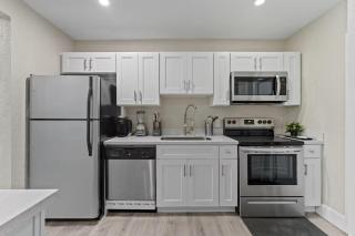 Charming North Miami Home with Private Yard — Pet-Friendly & Near Beach - 4