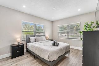 Charming North Miami Home with Private Yard — Pet-Friendly & Near Beach - Miami - 1