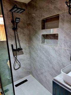 Rare Luxury 2bed guest house with private garden close to airport - 4