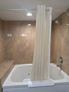 Clinton Inn & Suites - 9