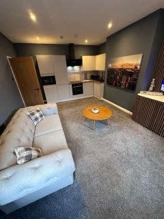Stunning 2 Bedroom Beach Apartment With Garden - 4
