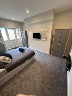 Stunning 2 Bedroom Beach Apartment With Garden - 1