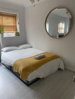 Modern cosy room in London breakfast included - 4