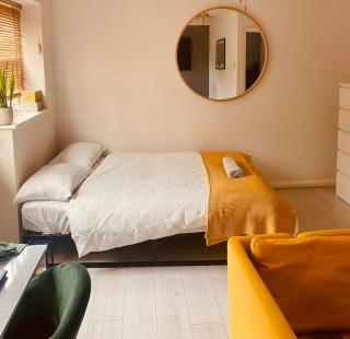 Modern cosy room in London breakfast included - 0