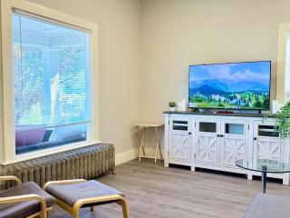 Light filled apt in Historic Home by UW & Downtown - 9