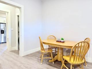 Light filled apt in Historic Home by UW & Downtown - 8