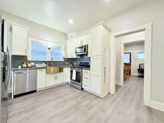 Light filled apt in Historic Home by UW & Downtown - 7