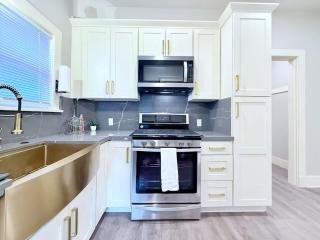 Light filled apt in Historic Home by UW & Downtown - 2