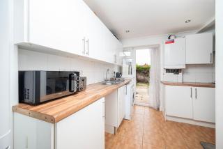 Family Friendly 3BR Haven in Northolt with Parking - 5