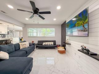 Modern Escape Chefs Kitchen Private Yard - 0