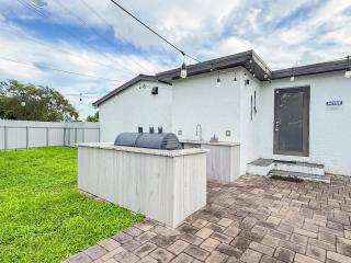 Modern Escape Chefs Kitchen Private Yard - 4