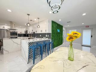 Modern Escape Chefs Kitchen Private Yard - 9