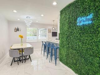 Modern Escape Chefs Kitchen Private Yard - 2