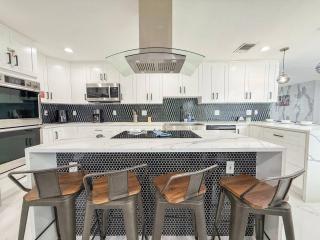 Modern Escape Chefs Kitchen Private Yard - 7