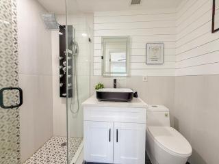 Modern Escape Chefs Kitchen Private Yard - 3