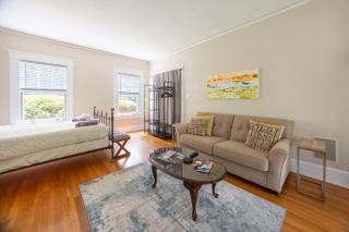 Spacious 2br In Grand Old Home, Downtown Durham - 2