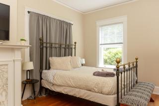 Spacious 2br In Grand Old Home, Downtown Durham - 8