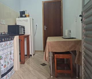 Kitnet com ar condicionado e banheiro externo - 9