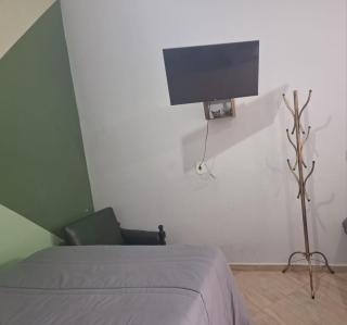 Kitnet com ar condicionado e banheiro externo - 1