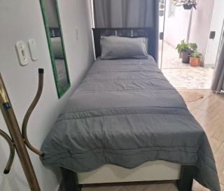 Kitnet com ar condicionado e banheiro externo - 3