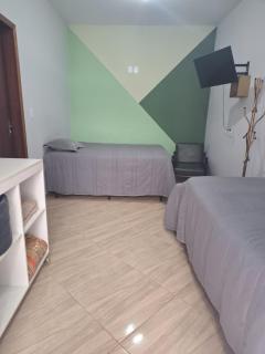 Kitnet com ar condicionado e banheiro externo - 4