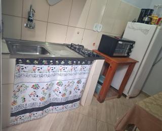 Kitnet com ar condicionado e banheiro externo - 8