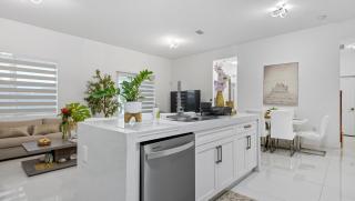 Villa Oasis with Pool Gateway to Miami & Keys - 3