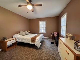 Warm Cabin Escape near Loon Mountain, Ice Castles and Cannon Mountain - 4