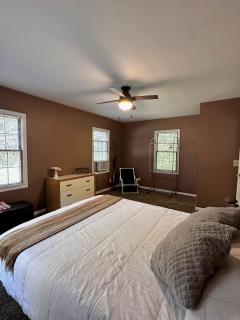 Warm Cabin Escape near Loon Mountain, Ice Castles and Cannon Mountain - 5