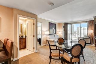 The Signature at MGM Grand, Luxury Balcony Suite, Strip View - 5