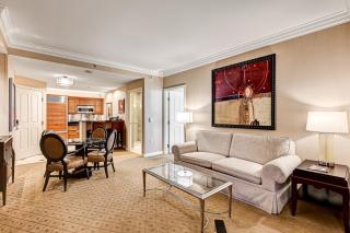 The Signature at MGM Grand, Luxury Balcony Suite, Strip View - 6