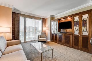 The Signature at MGM Grand, Luxury Balcony Suite, Strip View - 7