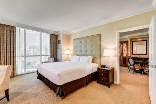 The Signature at MGM Grand, Luxury Balcony Suite, Strip View - 4