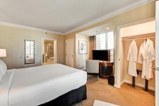 The Signature at MGM Grand, Luxury Balcony Suite, Strip View - 2