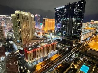 The Signature at MGM Grand, Luxury Balcony Suite, Strip View - 8