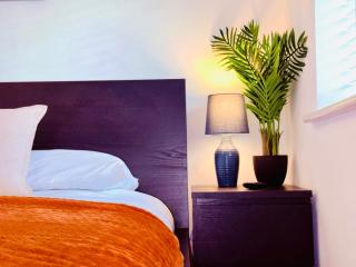 Spacious 5 Bed, Sleeps 10 with Parking, Contractors & Family Haven - 9