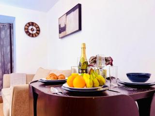 Spacious 5 Bed, Sleeps 10 with Parking, Contractors & Family Haven - 1