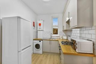 LUX 2 Bed Flat next to Station - 25 mins to London - 8