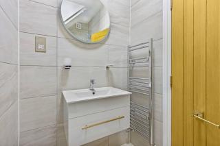 LUX 2 Bed Flat next to Station - 25 mins to London - 2