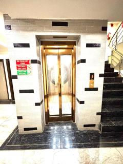 Hotel Red Stone - 3 Mins from Railway Station and 5 Mins from Metro - 6