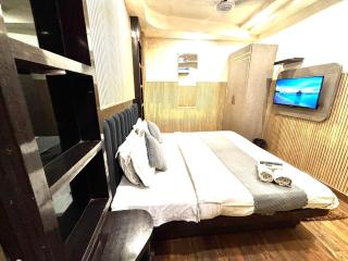 Hotel Red Stone - 3 Mins from Railway Station and 5 Mins from Metro - 7