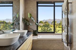 Luxury 4 Bedroom - 8