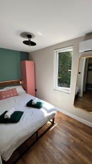 Leeds Airport & Trinity Uni Guest House - 1