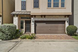 Luxe King 5BR Retreat with Fire Pit near Energy Corridor - 5