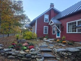 The Cardinal Lodge- A Riverside Retreat - Newfane - 0