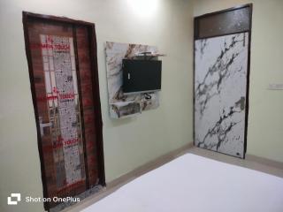 Mid Way Taj Home Stay Agra - 3