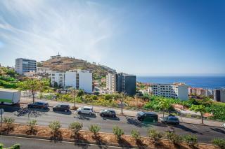 Leonor Seaview Apartment - 9